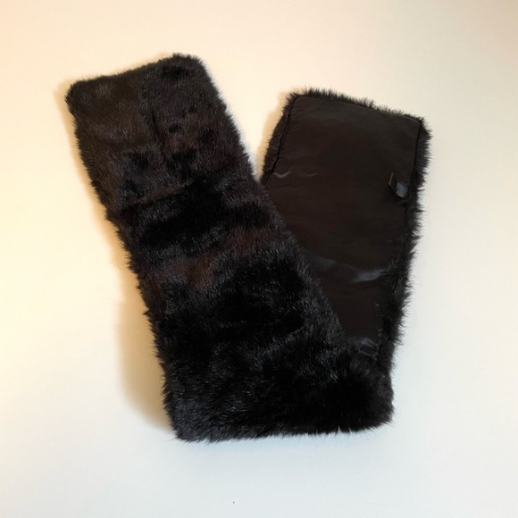 Small Black Faux Fur Scarf - Picture 4 of 4